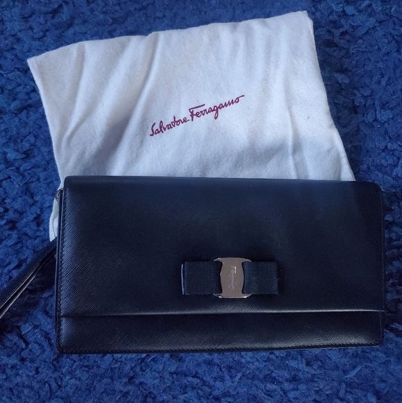 Salvatore Ferragamo Vara Bow Saffiano Wristlet Black - Picture 1 of 7